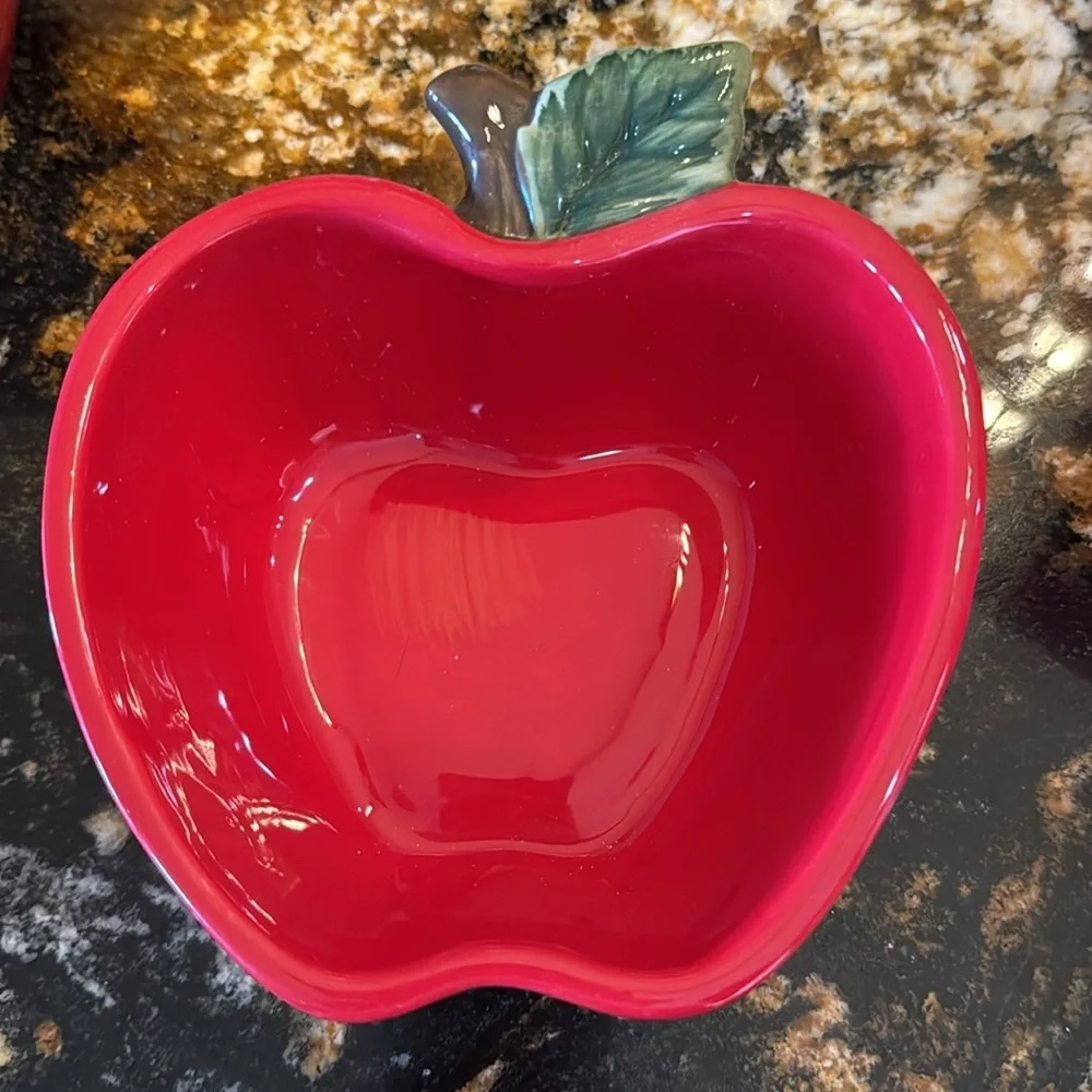 Better Homes And Gardens Red Apple Bowl‎ and shakers Set